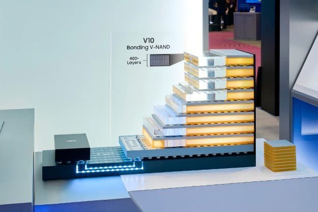 A Samsung trade-show model of the V10 bonding V-NAND stack labelled 400+ layers