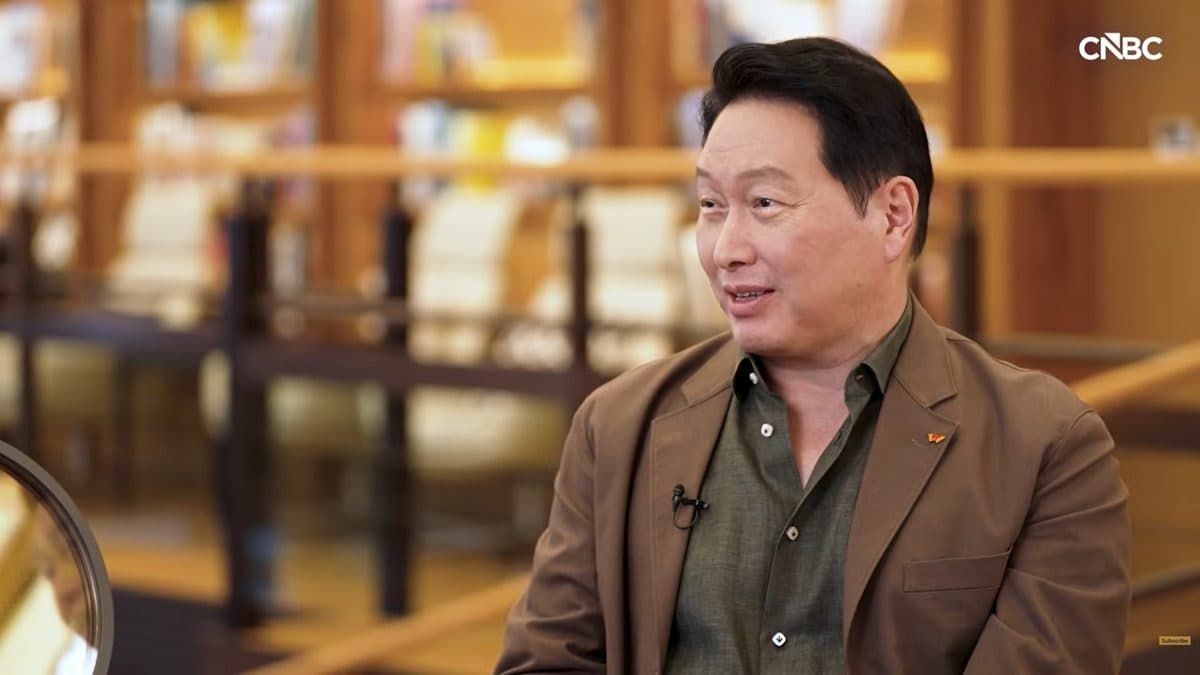 Chey Tae-won, presidente de SK Group, hablando durante una entrevista televisada de CNBC, sentado en una sala revestida de madera.