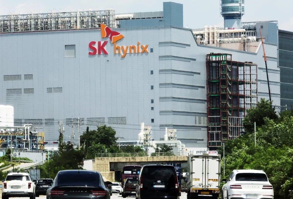 Traffico davanti a uno stabilimento di SK hynix, con l'insegna dell'azienda montata sulla facciata
