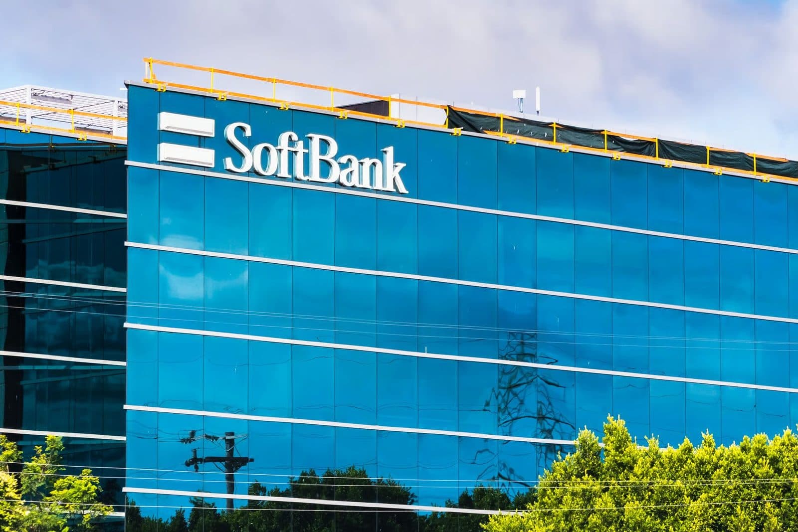 Il logo SoftBank sul lato di un edificio per uffici in vetro blu