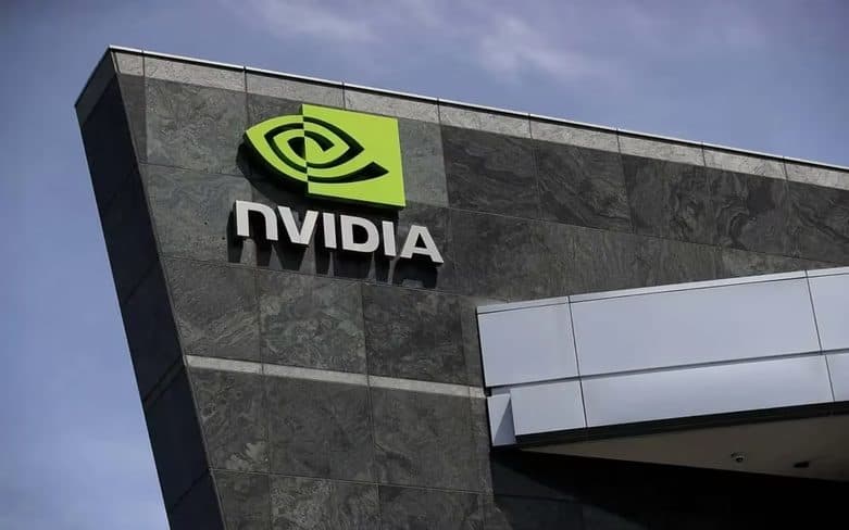 건물 유리와 콘크리트 외벽에 부착된 Nvidia 로고와 워드마크