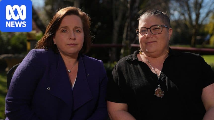 Anne-Marie Bastian e Nicholla Thompson, as duas moradoras do norte da Tasmânia que se preparam para apelar da aprovação do data centre, fotografadas juntas ao ar livre para a ABC News.