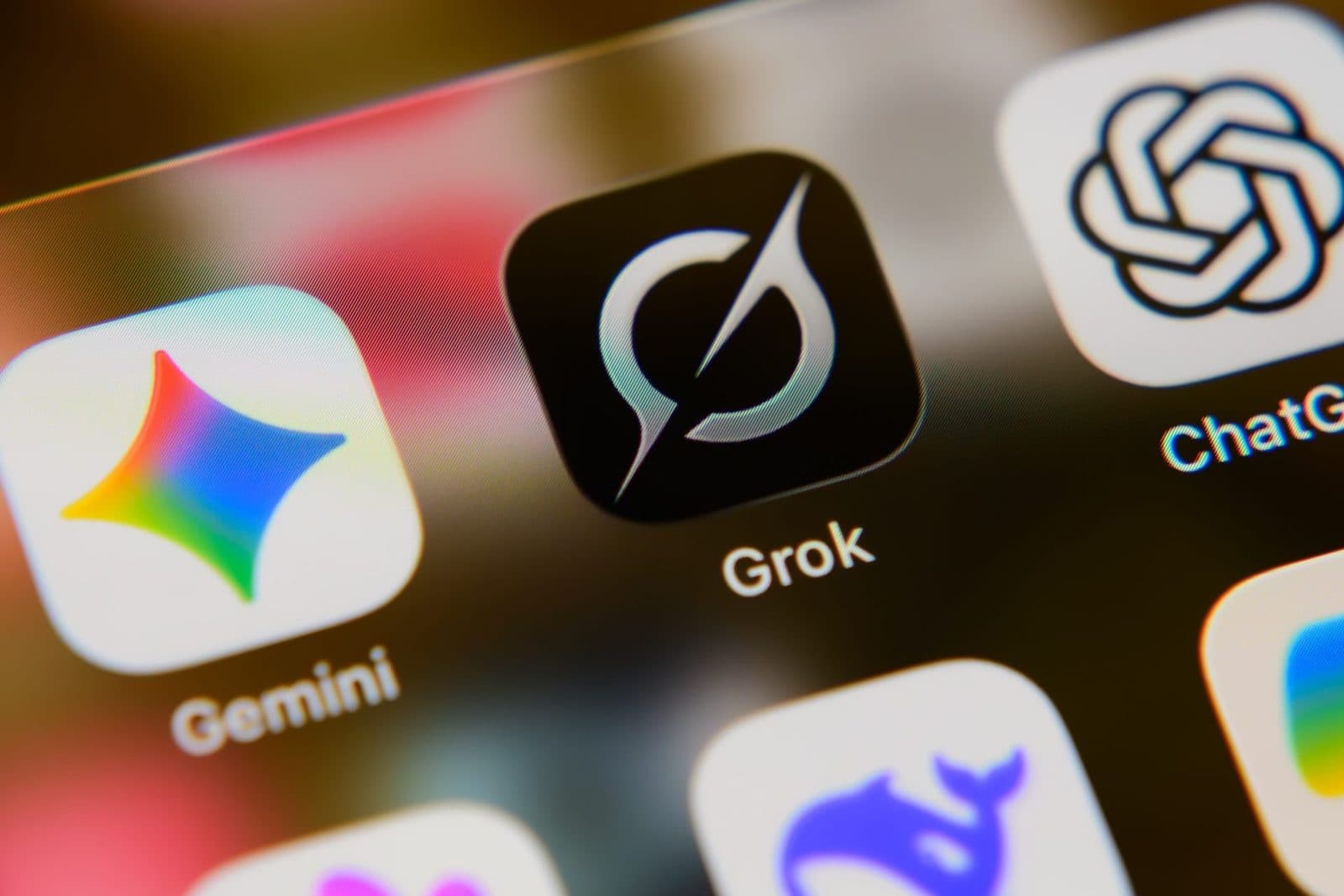 Gemini, Grok, ChatGPT 앱 아이콘이 나란히 보이는 휴대전화 홈 화면의 클로즈업