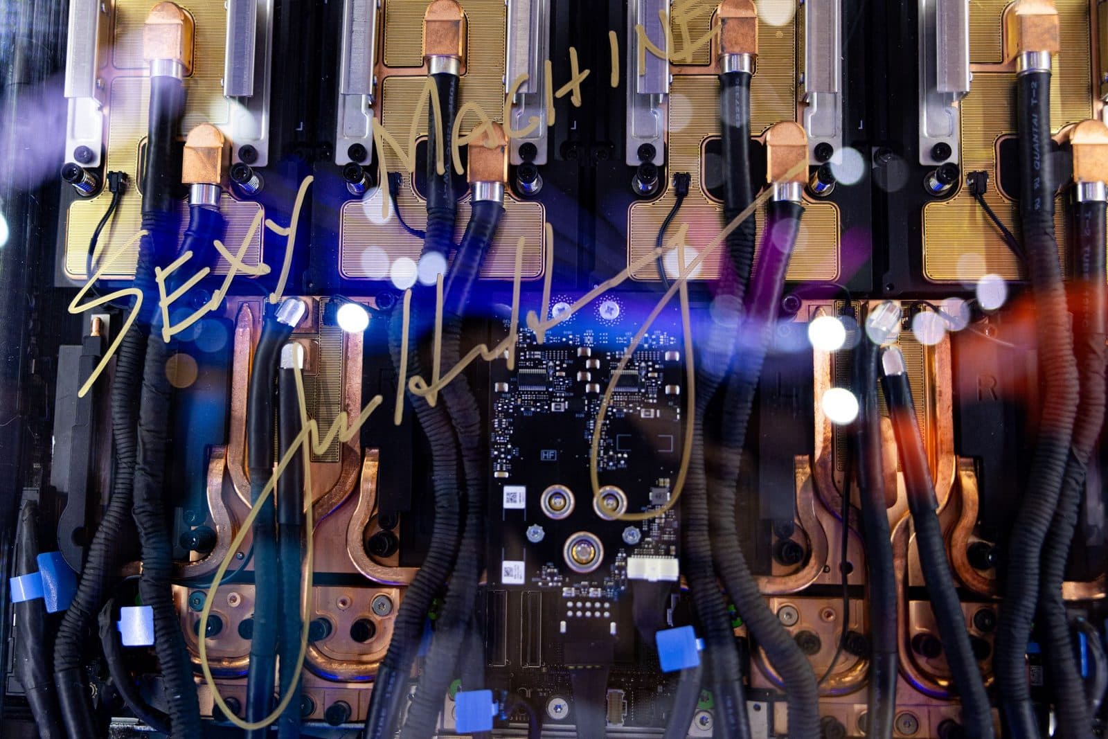 Close-up de hardware de servidores densamente cabeado com uma sobreposição gráfica estilizada de graffiti, da matéria original