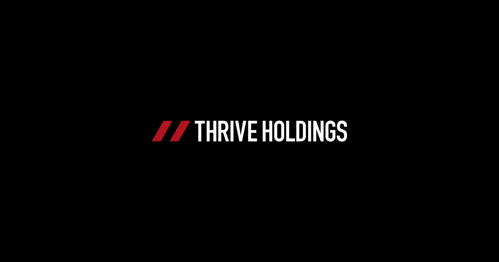 Il marchio Thrive Holdings in bianco su sfondo nero, con due barre diagonali rosse a sinistra.