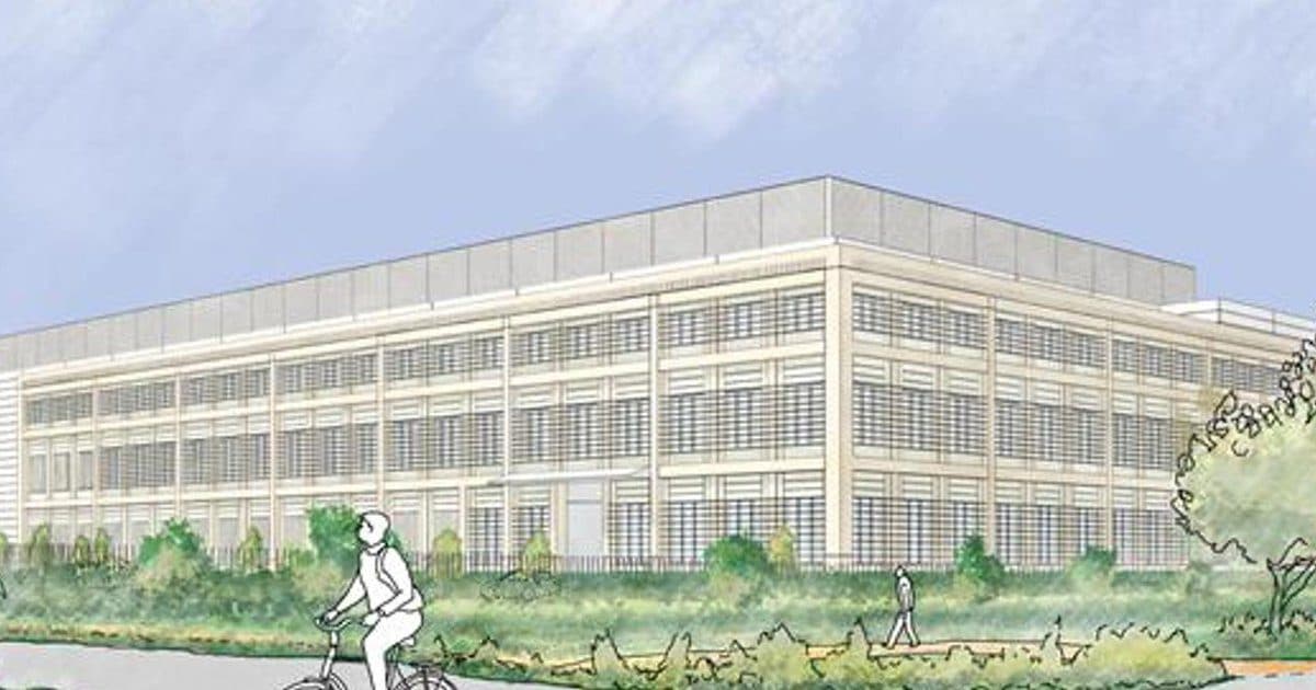 Un rendering architettonico di un grande edificio chiaro per data centre con aree verdi e un ciclista in primo piano