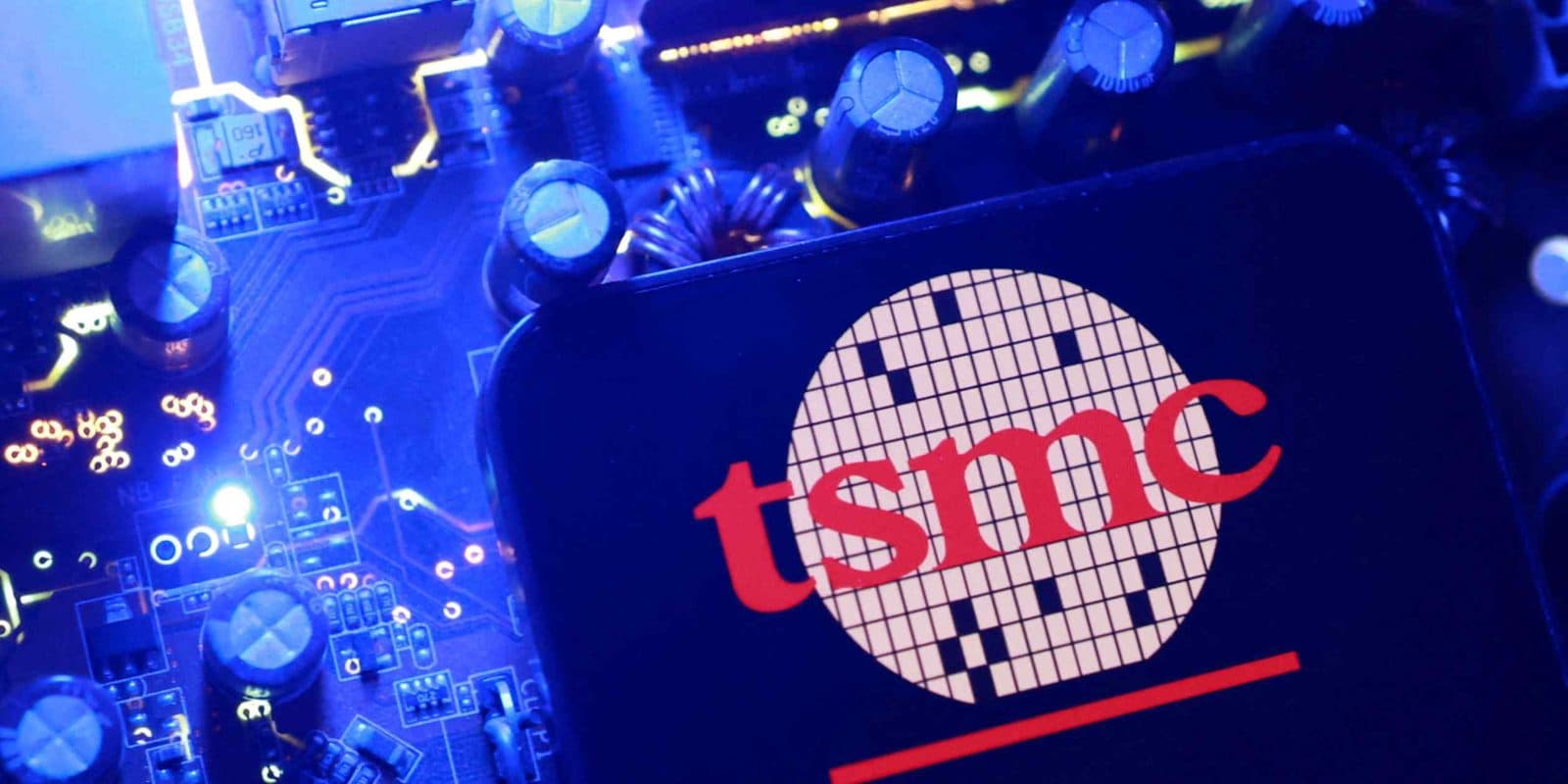 회로 기판 위에 놓인 휴대전화 화면의 TSMC 로고