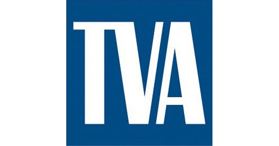 شعار Tennessee Valley Authority: حروف T V A بيضاء على مستطيل أزرق داكن.