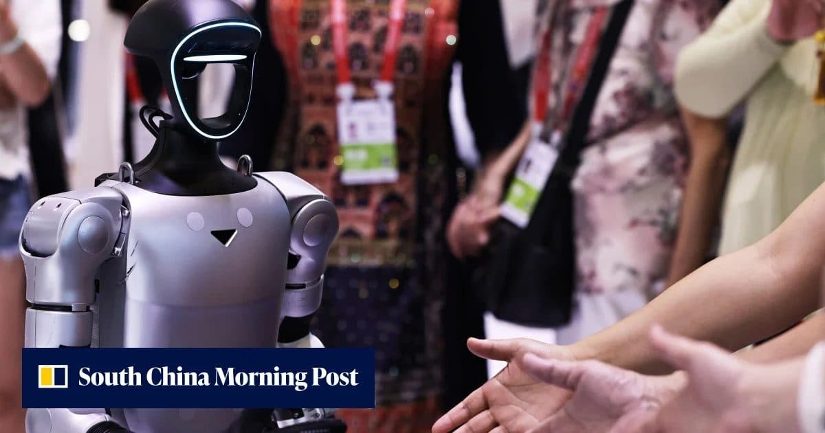 Un robot humanoïde Unitree debout parmi des visiteurs dans une allée de salon