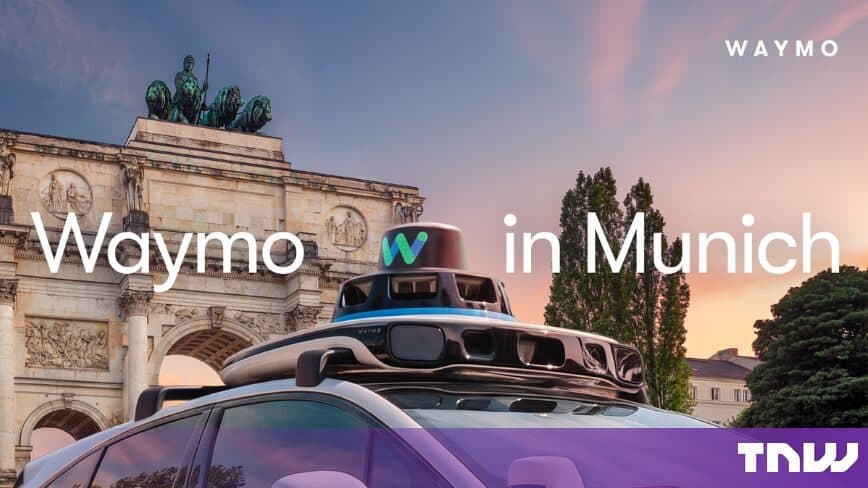 Um veículo da Waymo com sensores no teto em frente ao Siegestor, em Munique, com a legenda 'Waymo in Munich'