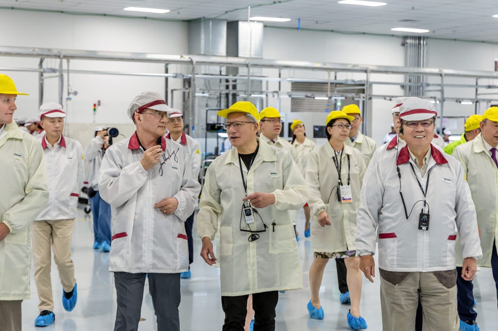 Le directeur général de Nvidia Jensen Huang visitant l’atelier de l’usine Wistron à Fort Worth avec des dirigeants de l’entreprise