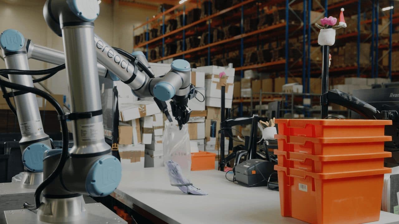 Un braccio robotico in un magazzino di fulfilment